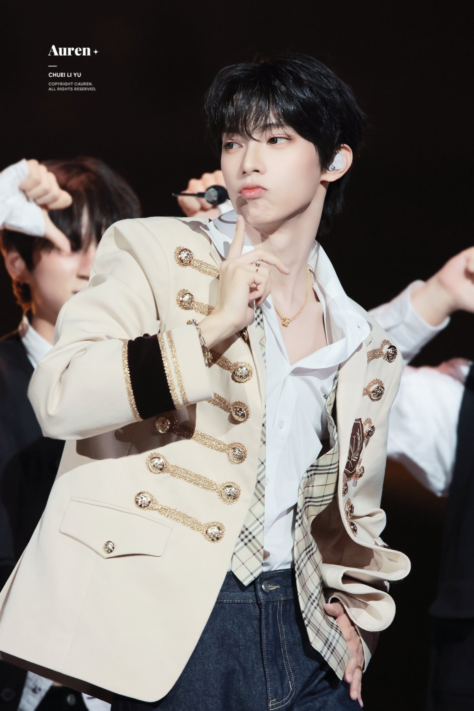 최립우 wearing PB043B